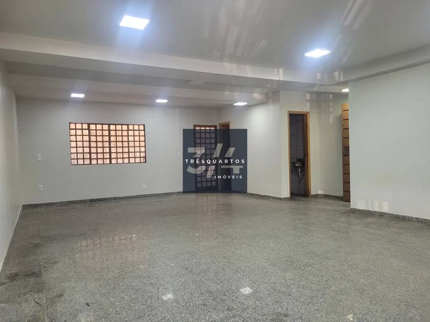 Foto do anúncio de imóvel Comercial. Casa Comercial Oportunidade rara na Asa Sul – Loja dupla na CLS 402 com 250m²!