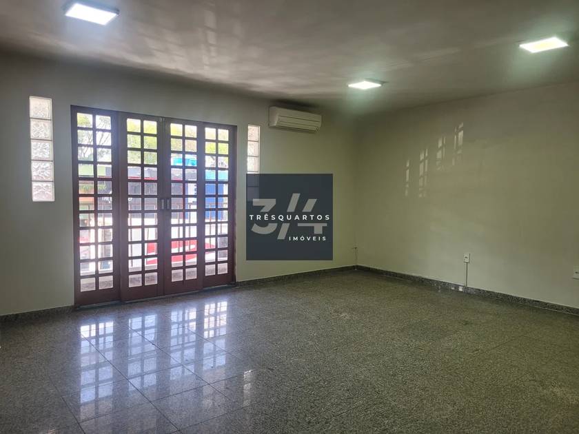 Foto do anúncio de imóvel Comercial. Casa Comercial Oportunidade rara na Asa Sul – Loja dupla na CLS 402 com 250m²!