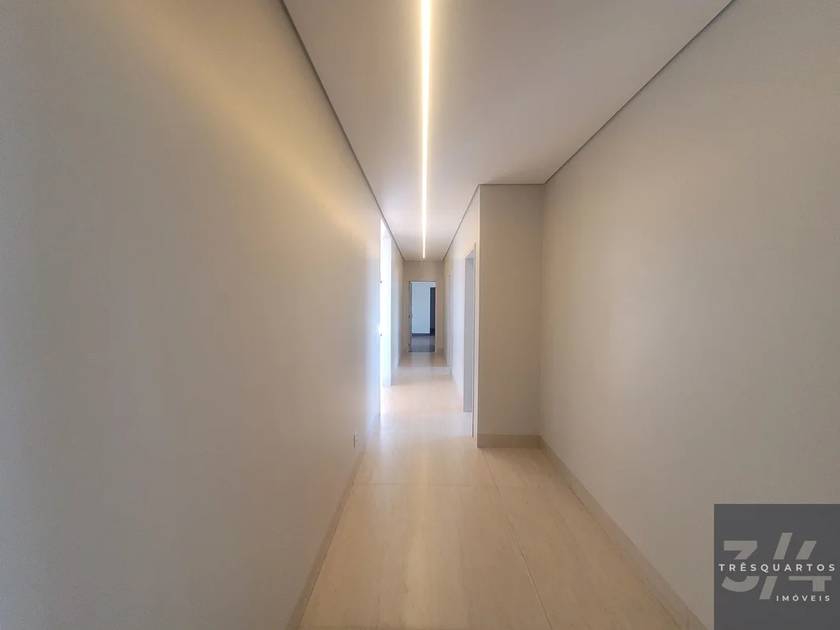Foto do anúncio de imóvel Casa. Padrão Casa térrea de alto padrão com 4 suítes no Jardim Botânico