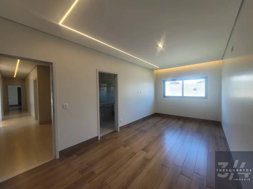 Foto do anúncio de imóvel Casa. Padrão Casa térrea de alto padrão com 4 suítes no Jardim Botânico