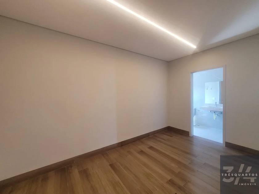 Foto do anúncio de imóvel Casa. Padrão Casa térrea de alto padrão com 4 suítes no Jardim Botânico